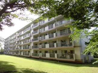 【周辺】 | ≪建物外観≫建物前面には爽やかな芝生のお庭が広がっています。