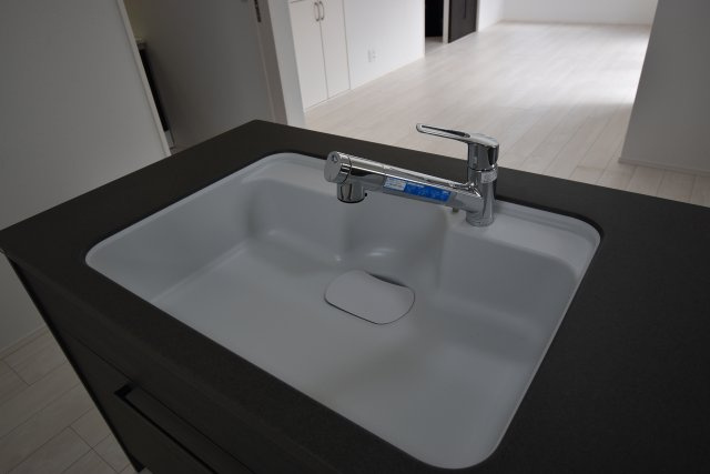 【キッチン】 | 世田谷区祖師谷４丁目　新築戸建 | キッチンシンクは大型仕様。大きな食器などの洗い物も問題なし！お掃除お手入れも簡単なラクラクキッチン！