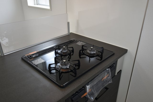 【キッチン】 | 世田谷区祖師谷４丁目　新築戸建 | ３口ガスコンロは、同時にたくさんのお料理を作ることが出来ます。火力調整、安全装置、魚焼きグリルも完備！