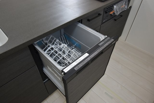 【キッチン】 | 世田谷区祖師谷４丁目　新築戸建 | 食後の洗い物はスイッチ一つで乾燥まで全自動。空いた時間を有意義に使えるとても便利なキッチンアイテム！