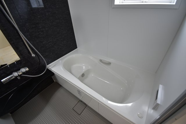 【浴室】 | 世田谷区祖師谷４丁目　新築戸建 | 足を伸ばしてゆったりと寛げる広々浴槽の1616サイズバスルーム。半身浴が出来るベンチタイプのバスタブと浴室乾燥暖房機が標準装備！
