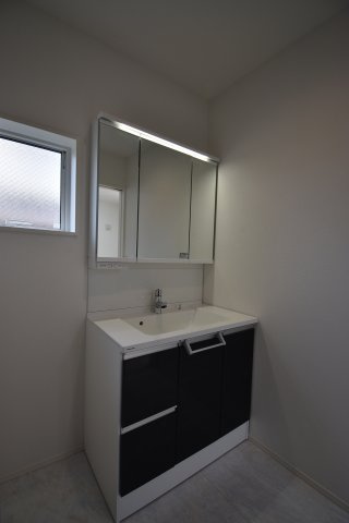 【独立洗面台】 | 世田谷区祖師谷４丁目　新築戸建 | 身支度に便利な三面鏡タイプの洗面化粧台。鏡の裏側は大容量の収納スペースとなっております。