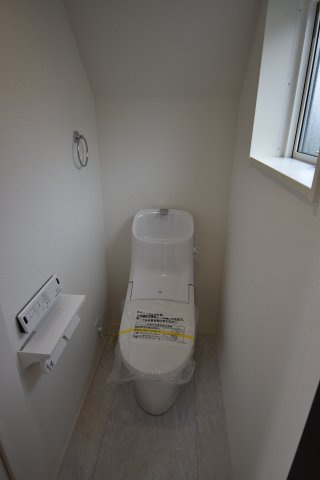 【トイレ】 | 世田谷区祖師谷４丁目　新築戸建 | 窓を設け明るさと換気を確保したトイレは洗浄機能付き。