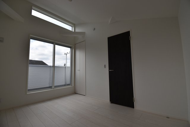 【洋室】 | 世田谷区祖師谷４丁目　新築戸建 | 南側の壁面を高く設計し窓を追加しました。より明るく開放感が増し、過ごしやすいプライベート空間となっております。