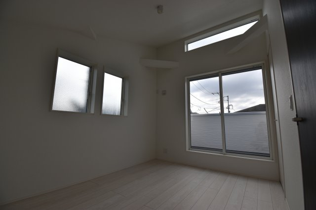 【洋室】 | 世田谷区祖師谷４丁目　新築戸建 | 南側の壁面を高く設計し窓を追加しました。より明るく開放感が増し、過ごしやすいプライベート空間となっております。