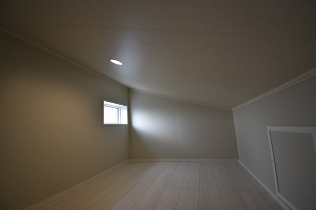 【収納】 | 世田谷区祖師谷４丁目　新築戸建 | 季節毎に入れ替える荷物の収納に活躍する小屋裏収納。窓も設置し換気も十分！お部屋の中もスッキリ整理整頓していただけます！