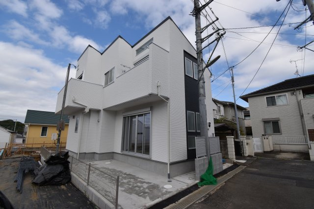 【外観】 | 世田谷区祖師谷４丁目　新築戸建 | LDK17.71帖の４LDK+P！南側に駐車場+隣地駐車場につき、陽当り良好のお住まい。床暖房、食洗機等充実の設備仕様！完成済みで即ご内覧頂けます。