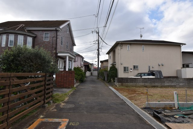 【前面道路含む現地写真】 | 世田谷区祖師谷４丁目　新築戸建 | 車通りがほぼなく小さなお子様も安心の周辺環境。静かな住宅街のなかでゆったりとお過ごし頂けます。