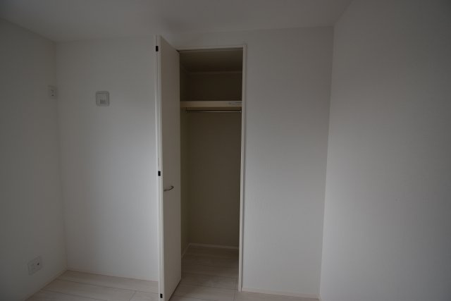 【収納】 | 世田谷区祖師谷４丁目　新築戸建 | ハンガーパイプと枕棚を設置し長物の洋服も収納頂けます。各室に完備しております。