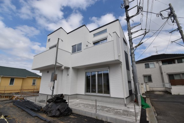 【外観】 | 世田谷区祖師谷４丁目　新築戸建 | LDK17.71帖の４LDK+P！南側に駐車場+隣地駐車場につき、陽当り良好のお住まい。床暖房、食洗機等充実の設備仕様！完成済みで即ご内覧頂けます。