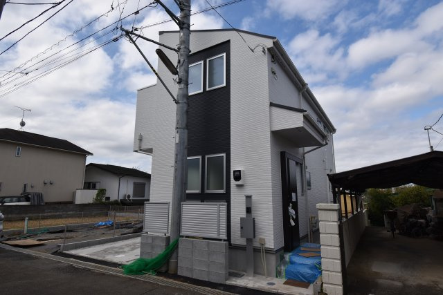 【外観】 | 世田谷区祖師谷４丁目　新築戸建 | LDK17.71帖の４LDK+P！南側に駐車場+隣地駐車場につき、陽当り良好のお住まい。床暖房、食洗機等充実の設備仕様！完成済みで即ご内覧頂けます。