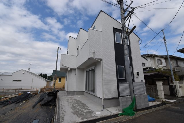 【外観】 | 世田谷区祖師谷４丁目　新築戸建 | LDK17.71帖の４LDK+P！南側に駐車場+隣地駐車場につき、陽当り良好のお住まい。床暖房、食洗機等充実の設備仕様！完成済みで即ご内覧頂けます。