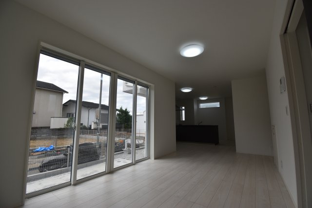 【居間・リビング】 | 世田谷区祖師谷４丁目　新築戸建 | 広々17.71帖のLDK！白基調の室内は清潔感があり、明るくゆったりとした日常をお過ごしいただけます。床暖房標準装備！リビング階段で家族のコミュニケーションも良好！