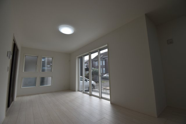 【居間・リビング】 | 世田谷区祖師谷４丁目　新築戸建 | 広々17.71帖のLDK！白基調の室内は清潔感があり、明るくゆったりとした日常をお過ごしいただけます。床暖房標準装備！リビング階段で家族のコミュニケーションも良好！