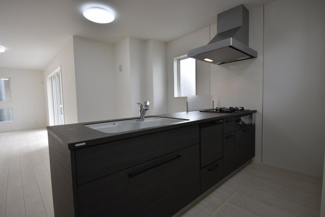 【キッチン】 | 世田谷区祖師谷４丁目　新築戸建 | 吊戸棚を敢えて設置せず、リビングとのつながりを持たせ開放感を重視しました。リビングからの孤立をなくし、家族団欒の中での家事をお楽しみ頂けます。