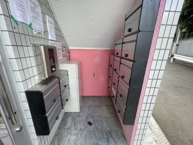 【ロビー】 | ヨコハマベイストロベリーインターナショナル | 集合ポスト・宅配ボックスです