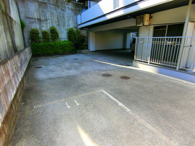 パイン北野田の駐車場