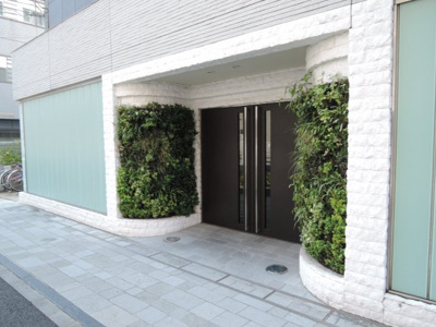 【エントランス】 | セルアージュ横濱関内エリーゼ | 都会にいながら緑が感じられるエントランスです。