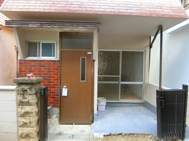 茱萸木6丁目戸建のエントランス