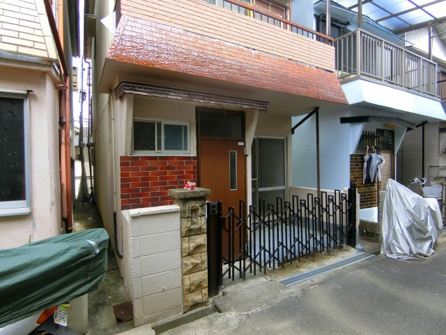 茱萸木6丁目戸建の玄関