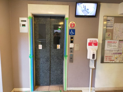 【その他共用部分】 | コート新深江 | エレベーターには防犯カメラがついていますので、安心できますね♪
コロナ感染対策のアルコール消毒の設置も嬉しいですね♪