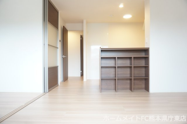 熊本市東区月出８丁目のアパートの居間・リビング