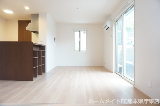 熊本市東区月出８丁目のアパートの居間・リビング