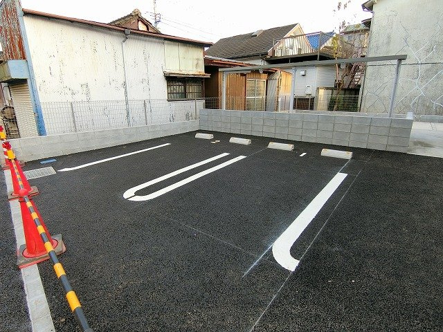 福生市大字福生のアパートの駐車場