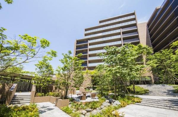 【外観】 | 【外観】「天神橋筋六丁目」駅より徒歩5分のランドマークレジデンスでございます。モダンで透明感のある佇まいとなっております。