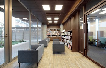 【その他共用部分】 | 【ライブラリー】１人の時間をゆっくりと過ごすのはいかがでしょうか。静かな空間で読書のひと時をお楽しみいただけます。