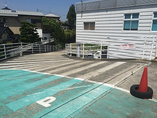 【駐車場】 | 大通りからスロープでおり建物下へ