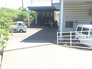 【駐車場】 | 1段低いスペースには屋根付きのs駐車スペースや倉庫事務所があります。