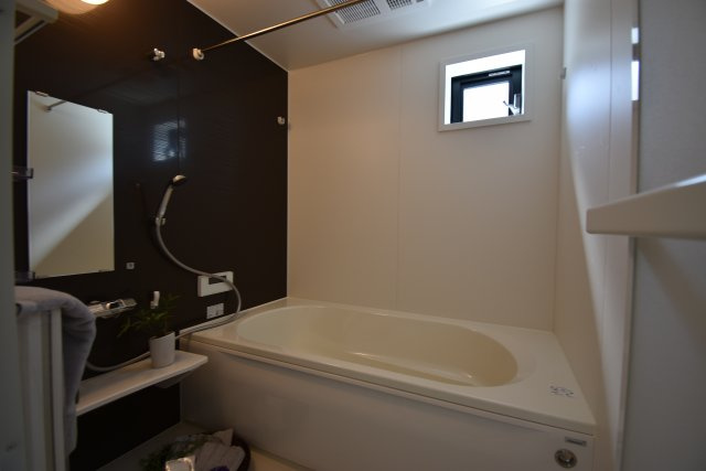 【浴室】 | 杉並区宮前５丁目　新築戸建 | 足を伸ばしてゆったりと寛げる広々浴槽の1616サイズバスルーム。半身浴が出来るベンチタイプのバスタブと浴室乾燥暖房機が標準装備！