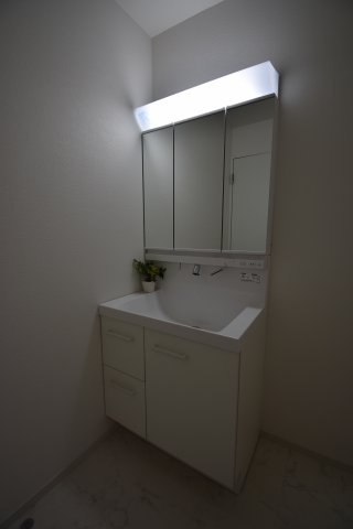 【独立洗面台】 | 杉並区宮前５丁目　新築戸建 | 身支度に便利な三面鏡タイプの洗面化粧台。鏡の裏側は大容量の収納スペースとなっております。
