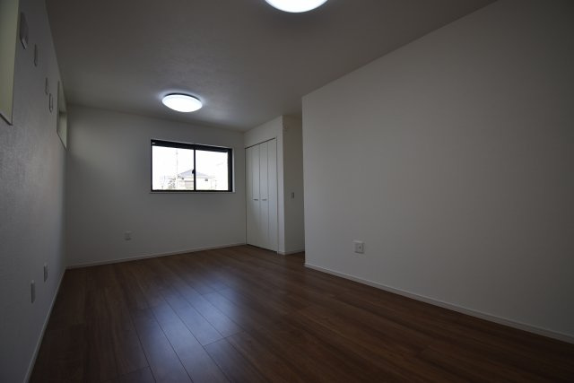 【洋室】 | 杉並区宮前５丁目　新築戸建 | ２ドア１ルームの１階洋室　家族構成やライフスタイルに合わせ壁を設ける事で、３LDKを４LDKに変更する事が可能です。