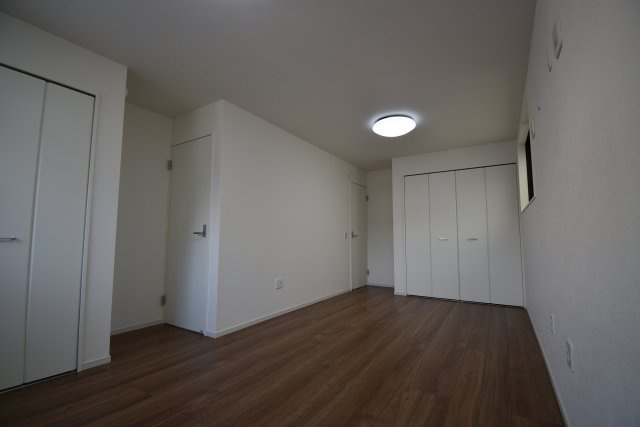 【洋室】 | 杉並区宮前５丁目　新築戸建 | ２ドア１ルームの１階洋室　家族構成やライフスタイルに合わせ壁を設ける事で、３LDKを４LDKに変更する事が可能です。
