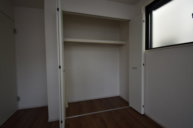 【収納】 | 杉並区宮前５丁目　新築戸建 | ハンガーパイプと枕棚を設置し長物の洋服も収納頂けます。各室に完備しております。