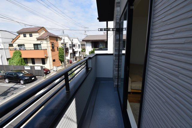 【バルコニー】 | 杉並区宮前５丁目　新築戸建 | リビング階に設けたバルコニーは沢山の洗濯物も十分に干すことが出来ます。