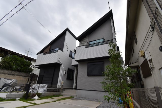 【外観】 | 杉並区宮前５丁目　新築戸建 | 全２棟最終１棟(写真右側棟)　落ち着いた色合いの外観は流行に左右されないデザイン。杉並の街並みに合った新邸の誕生です！