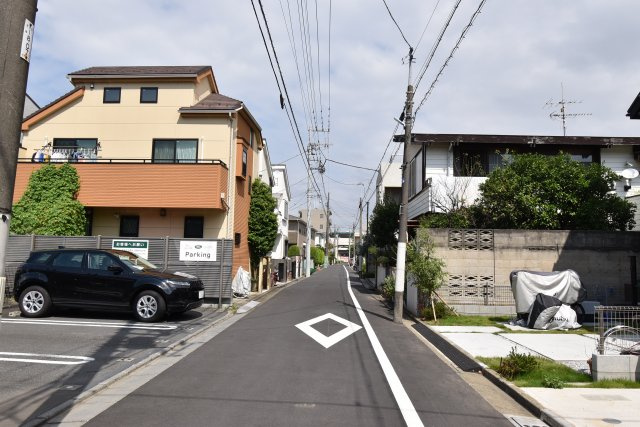 【前面道路含む現地写真】 | 杉並区宮前５丁目　新築戸建 | 車通りがほぼなく小さなお子様も安心の周辺環境。静かな住宅街のなかでゆったりとお過ごし頂けます。