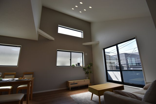 【居間・リビング】 | 杉並区宮前５丁目　新築戸建 | 18帖の広々LDK　2階リビングだから可能な勾配天井の開放感あるファミリースペースです。明るくゆったりと過ごせる大空間をご覧になられてみてください！