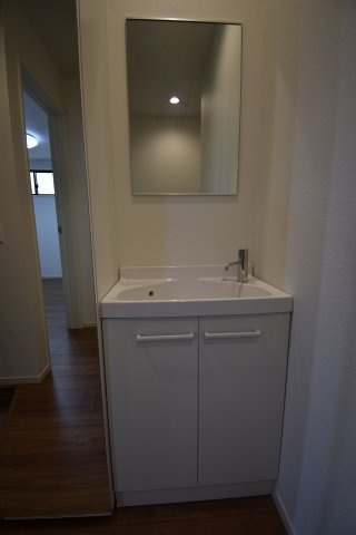 【独立洗面台】 | 杉並区宮前５丁目　新築戸建 | コロナ禍で気になる衛生面。玄関脇に設けた洗面台は帰宅後すぐに手洗いが出来るようになっております。