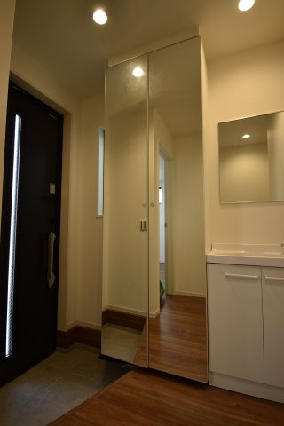 【玄関】 | 杉並区宮前５丁目　新築戸建 | シューズボックスの扉は全面鏡張り。お出かけ前の身だしなみチェックは大型の姿見で・・・。