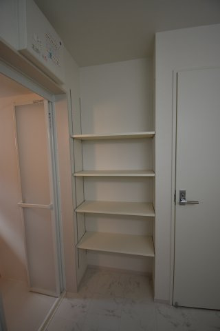 【収納】 | 杉並区宮前５丁目　新築戸建 | 洗面室に設置された収納棚はバスタオルや着替え、沢山の物を収納していただく事が可能です。