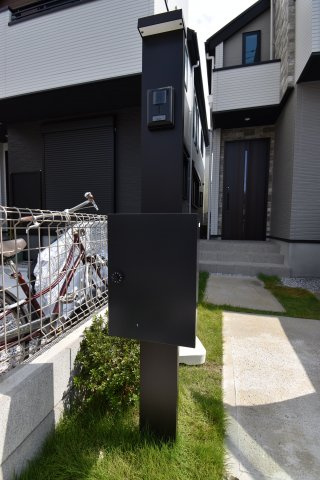 【エントランス】 | 杉並区宮前５丁目　新築戸建 | インターホン、ポストが一箇所に集約された機能門柱。