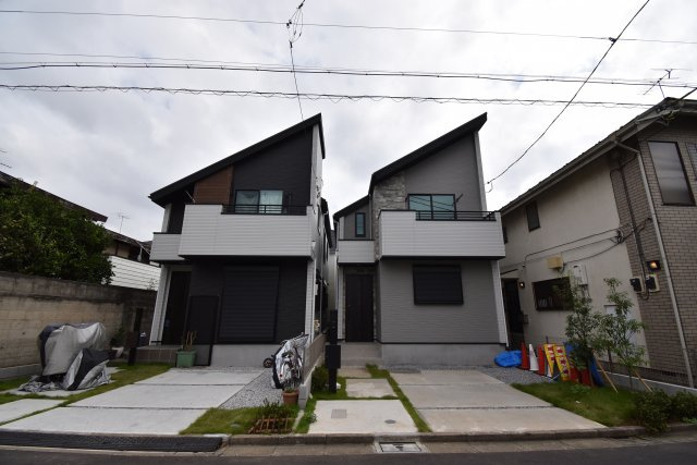 【外観】 | 杉並区宮前５丁目　新築戸建 | 全２棟最終１棟(写真右側棟)　落ち着いた色合いの外観は流行に左右されないデザイン。杉並の街並みに合った新邸の誕生です！