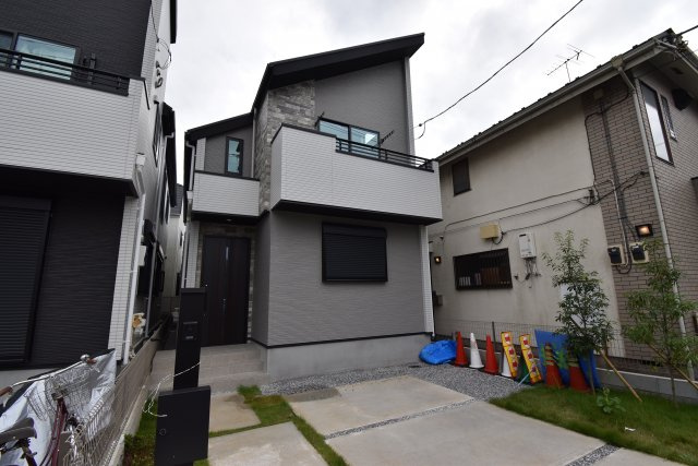 【外観】 | 杉並区宮前５丁目　新築戸建 | 全２棟最終１棟(写真右側棟)　落ち着いた色合いの外観は流行に左右されないデザイン。杉並の街並みに合った新邸の誕生です！