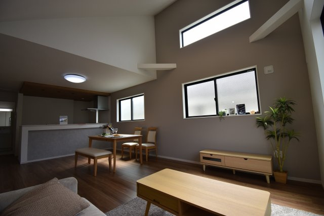 【居間・リビング】 | 杉並区宮前５丁目　新築戸建 | 18帖の広々LDK　2階リビングだから可能な勾配天井の開放感あるファミリースペースです。明るくゆったりと過ごせる大空間をご覧になられてみてください！
