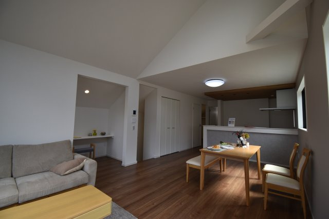 【居間・リビング】 | 杉並区宮前５丁目　新築戸建 | 18帖の広々LDK　2階リビングだから可能な勾配天井の開放感あるファミリースペースです。明るくゆったりと過ごせる大空間をご覧になられてみてください！