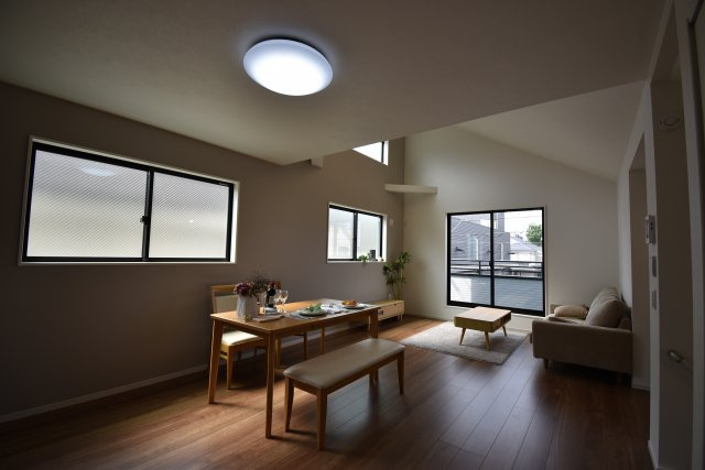 【居間・リビング】 | 杉並区宮前５丁目　新築戸建 | 18帖の広々LDK　2階リビングだから可能な勾配天井の開放感あるファミリースペースです。明るくゆったりと過ごせる大空間をご覧になられてみてください！
